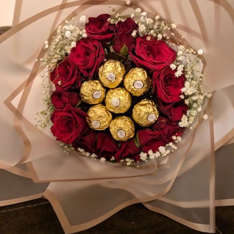 Roses n Rochers bouquet 💕 For ur loved ones ❤️ Can b customised Dm for more details..9321613200. . . (Roses, Ferrero rochers, bouquet, baby breath, gypsy,) . #ferrerorocher #roses #flowers🌸 #chocolover #bouquet #chocolatebouquet #rosebouquet Bouquet Baby Breath, Ferrero Bouquet, Rocher Bouquet, Ferrero Rocher Bouquet, Instagram Roses, Baby Breath, Chocolate Bouquet, Ferrero Rocher, Gift Hampers