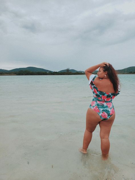 Curvy Beach Poses, Plus Size Beach Photoshoot, Beach Fotos, Greece Beach, Plus Size Beach, Beach Poses, Beach Photoshoot, Mid Size, Curvy Outfits