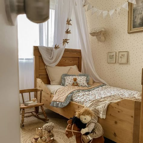 Tiny Toddler Room, Vintage Kids Bedroom, Farmhouse Kids Bedroom, Vintage Toddler Rooms, Whimsical Kids Room, Whimsical Bedding, Vintage Boys Room, Vintage Country Style, Small Country Homes