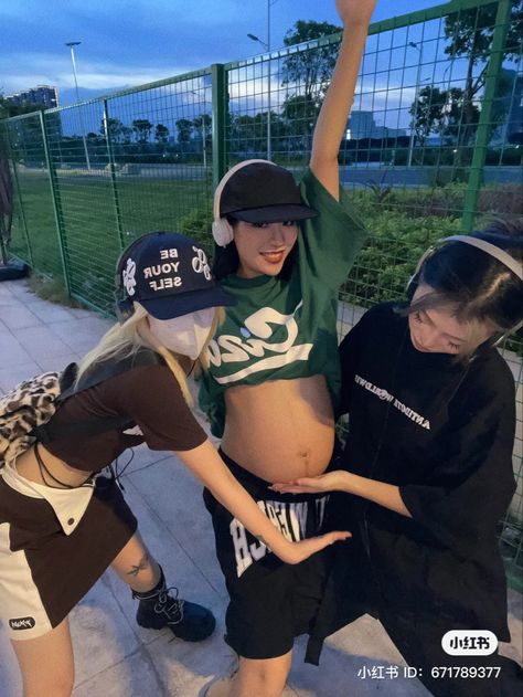 Pregnant Friend Aesthetic, Uzzlang Pregnant Couple, Pregnant Best Friends Aesthetic, Yn Pregnant, Pregnant Couple Aesthetic, Korean Pregnant, Ulzzang Friends, Pregnant Best Friends, Pregnant With A Girl