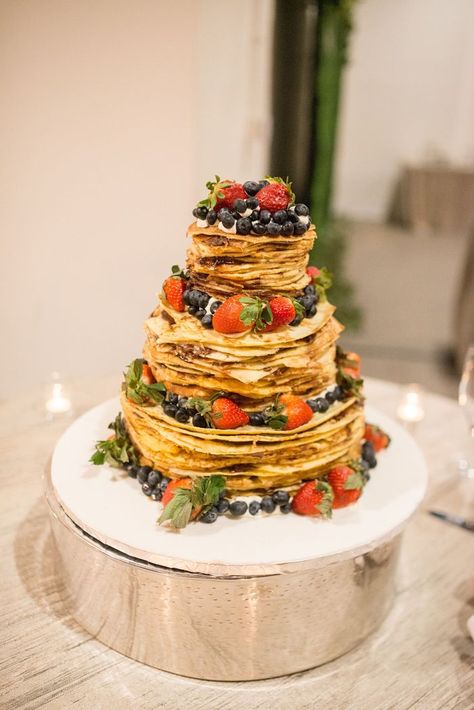 This couple opted for a unique crepe style wedding cake | Image by Anna + Mateo Wedding Crepe Cake, Crepe Wedding Cake, Breakfast Wedding Cake, Crepe Cake Wedding, Crepe Station Wedding, Pancake Wedding Cake, Vegan Crepe Cake, Crepe Cake Aesthetic, Crepecake Crepe Cake