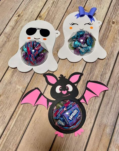 Halloween Candy Crafts, Ghosts And Pumpkins, Halloween Brooms, Halloween Class Party, Cricut Hacks, Halloween Craft Projects, Carte Halloween, Party Stand, Adornos Halloween