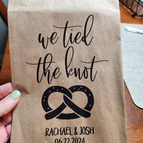 Pretzel Wedding Favor Bags, We Tied the Knot Bags, Pretzel Bar Ideas, Kraft Pretzel Bags, Rustic Wedding Favor Bags - Etsy Pretzel Bar Wedding, Pretzel Bar Ideas, We Tied The Knot Pretzel, Pretzel Wedding, Wedding Pretzels, Pretzel Bar, Knot Bags, Pretzel Bags, We Tied The Knot