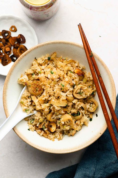 Japanese Garlic Gyoza Fried Rice - Okonomi Kitchen Use Leftover Rice, Okonomi Kitchen, Gluten Free Dumplings, Japanese Fried Rice, Japanese Vegan, Vegan Fried Rice, Garlic Fried Rice, Asian Side Dishes, Vegan Asian Recipes