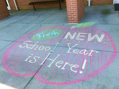 Back to school welcome chalk design. First day of school welcome! Back To School Sidewalk Chalk, Back To School Chalkboard Art, Sidewalk Chalk Ideas, School Chalkboard Art, Middle School Bulletin Boards, Chalk Ideas, Pta School, Chalk Design, Sidewalk Chalk Art