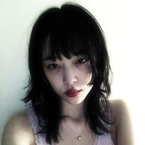 𝚜𝚞𝚕𝚕𝚒 Chicas Punk Rock, Sulli Choi, Grunge Fairycore, Pretty Angel, 영감을 주는 캐릭터, I Love Girls, Grunge Aesthetic, Girl Icons, Cute Icons