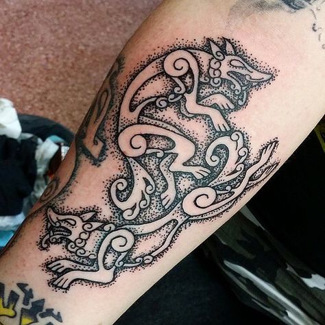 Geri and Freki Odin Tattoos, Symbolism Tattoo, Old Style Tattoos, Symbolism And Meanings, Tattoo Symbolism, Fenrir Tattoo, Rabe Tattoo, Symbols Tattoo, Pagan Tattoo