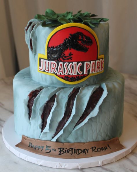 Dinosaur Cakes For Boys, Fête Jurassic Park, Jurassic World Cake, Dino Birthday Cake, Jurassic Park Birthday Party, Jurassic Park Party, Dinosaur Birthday Theme, Birthday Party At Park, Jurassic Park Birthday