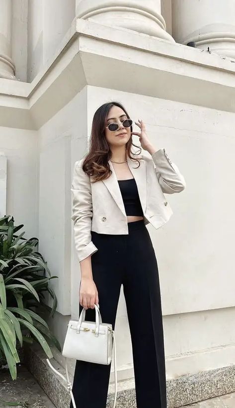 Semi-Formal Outfits for Women: Classy & Versatile Wardrobe Ideas Formal Gala Outfits For Women, Executive Looks For Women, Business Casual Outfits Korean, Semi Formal Outfits For Women Summer, Cropped Blazer Outfit Classy, Semi Formal Mujer, Semi Formal Outfits For Women, Formal Attire For Women, Semi Formal Outfits