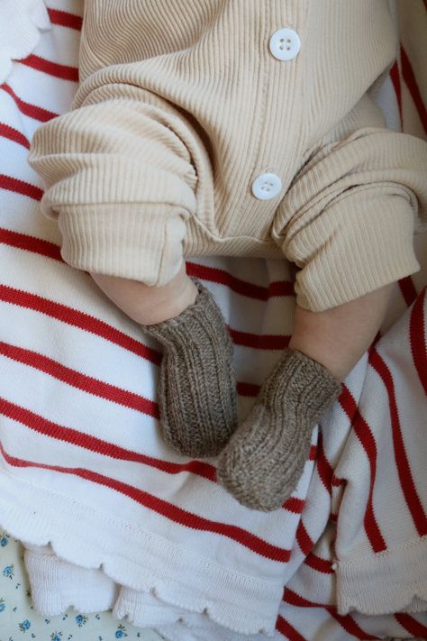 Newborn Knitted Blanket, Socks Knitting Pattern Free, Baby Socks Knitting Pattern, Baby Socks Pattern, Socks Ideas, Knitted Socks Free Pattern, Socks Knitting Pattern, Crochet Baby Socks, Toddler Mittens