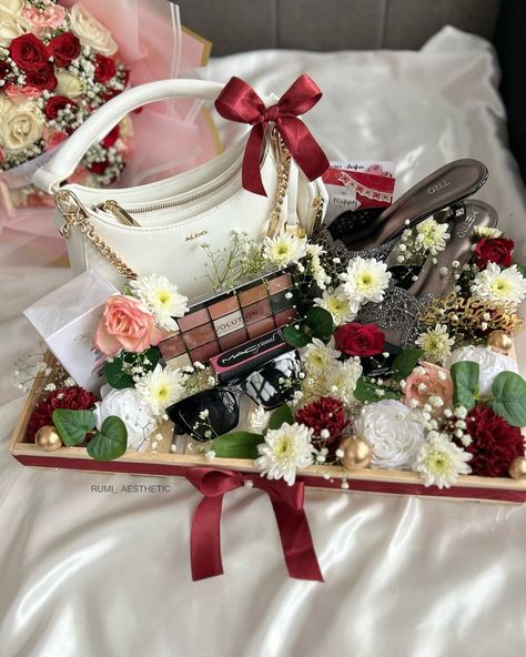 Birthday hamper for her 🥹❤️‍🩹 •Accessory basket •Choco bloom basket •Mix roses bouquet Dm @rumi_.aesthetic for orders 🫶🏻 #rumi#rumiaesthetic #shiroor#shioorcreation#reel#viral#trending#trend#birthday#birthdaysurprise #surprise #birthdaygift#fyp#share#support #viralaudio #jaanasamjhona Rumi Aesthetic, Birthday Hamper For Her, Birthday Hamper, Hampers For Her, Birthday Gifts For Friends, Birthday Hampers, Hamper Boxes, Diy Birthday Gifts For Friends, Roses Bouquet