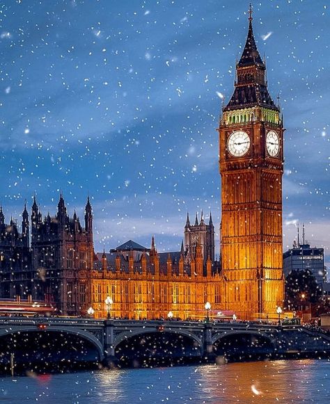 Source: @constantinamoi Christmas In England Aesthetic, London Snow, London In December, Christmas In England, Snow Season, London Wallpaper, England Aesthetic, Christmas Destinations, Christmas In Europe