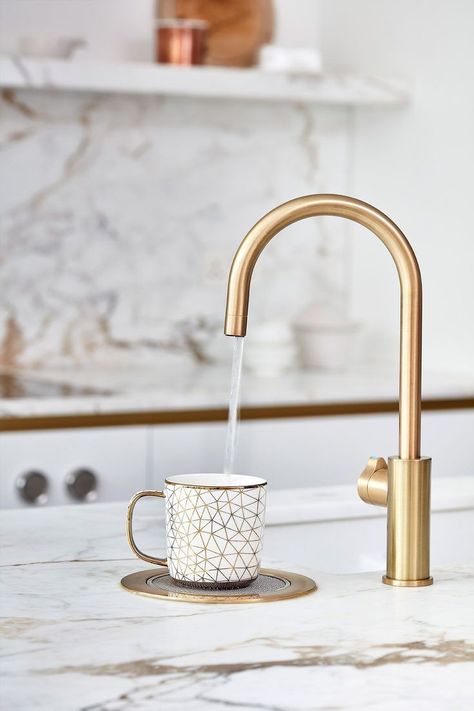 I love brass kitchen taps, don't you? Would you try one in your home? Hot water tap in a BLAKES LONDON design. The ultimate guide for brass kitchen taps, perfect for a kitchen renovation. Comparison and inspirational photos. London Kitchen Design, Blakes London, Antique Brass Kitchen, Brass Kitchen Tap, Designer Homes, London Kitchen, American Kitchen, Brass Tap, Blogger Inspiration