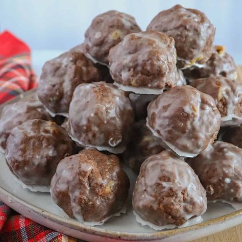 Italian Chocolate Ball Cookies Chocolate Balls Recipe, Ball Cookies, Chocolate Ball, Desserts Table, Italian Diet, Sweet Glaze, Italian Chocolate, Peppermint Brownies, Chocolate Balls