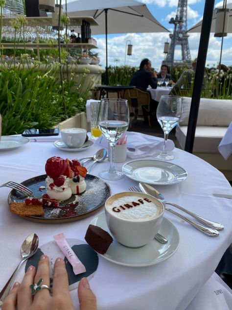 #cappuccino #toureiffel #eiffelturm #paris #parisianstyle #cafe #coffeetime #aesthetic #wallpaper Paris Vacation Aesthetic, Brunch Paris, Brunch In Paris, Lirika Matoshi, Paris Winter, Paris Vibes, Paris Vacation, Restaurant Paris, Solo Trip