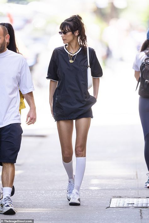 Bella Hadid Outfits Street Style, Bella Hadid Street Style, Bella Hadid Outfits, Bella Hadid Style, Sporty Dress, With Boyfriend, Hadid Style, Looks Street Style, Looks Black