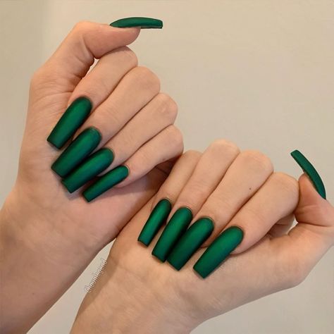 kylie jenner Green Matte Christmas Nails, Acrylic Nails Coffin Winter, Nails Coffin Winter, Kylie Jenner Christmas, Emerald Green Nail Designs, Emerald Green Nail, Emerald Green Nail Polish, Two Color Nails, Instagram Kylie Jenner