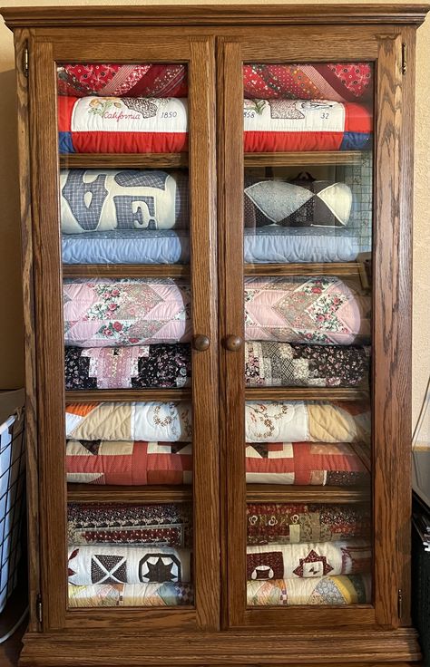 Quilt Display Cabinet, Quilt Display Case, Quilt Cabinet, Quilting Storage, Quilt Racks, Quilt Room, Collection Decor, Old Cabin, Cottage Plans