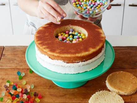 Cake Filled With Candy, Candy Filled Cake, Piniata Cake, Piñata Cake, Candy Birthday Cakes, Cheap Clean Eating, Pinata Cake, Recipes Cookies, Cake Vegan