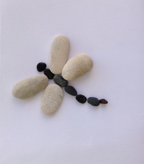 Dragonfly pebble art Pebble Art Dragonfly, Pebble Crafts, Art Dragonfly, Pebble Stone, Stone Crafts, Shell Art, Crochet Blankets, Pebble Art, Rock Art