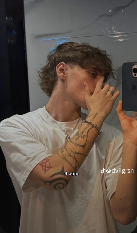 Selfie Ideas For Boys, Mens Straight Hair, Davide Vavala, Mirror Selfie Ideas, American Traditional Tattoo Ideas, Mens Haircuts Short Hair, Traditional Tattoo Ideas, Traditional Tattoo Designs, Men Haircut Curly Hair