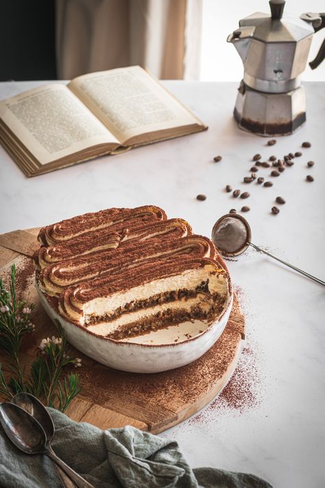 Ma meilleure recette de tiramisu classique, avec des biscuits boudoir imbibés d'un mélange de café fort et de Kahlua et une crème mascarpone gourmande et aérienne ! C'est facile à faire et délicieux, essayez cette recette et vous n'en ferez plus d'autre. À noter que c'est mieux de le laisser reposer une nuit au frigo pour laisser aux saveurs le temps de se développer. Tiramisu Photography, Tiramisu Recipes, Best Tiramisu Recipe, Famous Desserts, Comfort Desserts, Dessert Photography, Tiramisu Recipe, Love Cake, Perfect Desserts