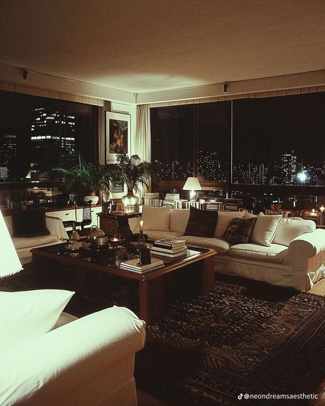 90s Apartment New York, 80s Apartment Interior, 80s New York Apartment, Vintage Nyc Apartment, New York Apartment Aesthetic Interior, Old New York Apartment, 80s Lifestyle, 90s Apartment, 80s Penthouse