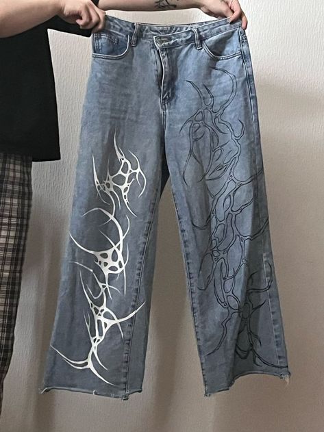 Designs To Paint On Jeans, Painted Pants Design, Pants Design Paint, Bleach Painting Jeans, Jean Designs Diy, Custom Clothes Streetwear, Bleach Art Jeans, Bleach Pants Ideas, Painted Pants Idea