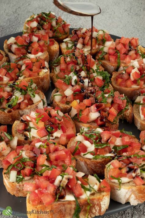 Quick Italian Recipes, Bruschetta Recept, Tomato Bruschetta Recipe, Tomatoes And Cheese, Italian Dinner Party, Tomato Bruschetta, Light Appetizers, Bruschetta Recipe, Italian Recipe