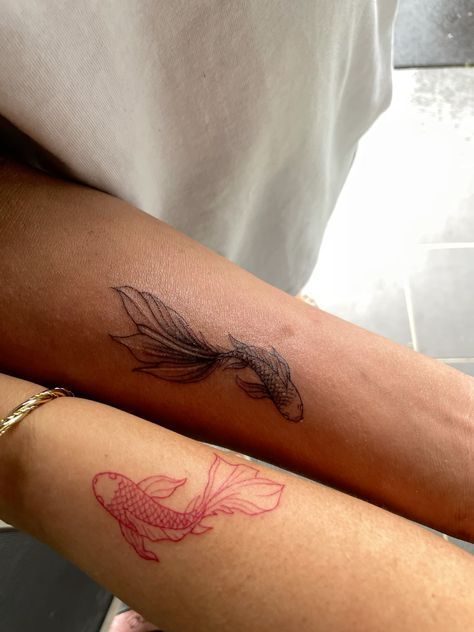 tattoo art Sister Tattoos Coy Fish, Matching Koi Tattoos, Matching Koi Fish Tattoo Couple, Coi Fish Matching Tattoo, Koi Fish Finger Tattoo, Pisces Matching Tattoo, Matching Tattoos Koi Fish, Dainty Matching Tattoos Couple, Coral Fish Tattoo