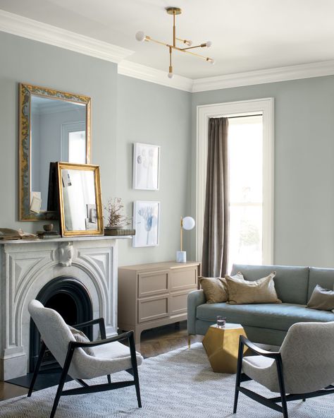 Picking a paint color is challenging, but selecting a neutral one, in particular, is tougher than it seems. If you want to stay away from white, gray is the next best option. While the color comes in a range of shades and tones, there's one specific gray shade that designers can’t get enough of: Benjamin Moore’s Classic Gray. Popular Living Room, Popular Paint Colors, Small Space Living Room, Room Paint Colors, Bedroom Paint Colors, Paint Colors For Living Room, Living Room Colors, Living Room Grey, A Living Room