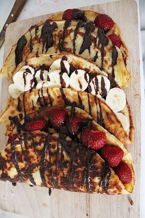 No recipe! Make pancakes, fill with strawberries, banana's etc, fold over and drench in hot fudge. EXCELLENT! Tumblr Food, Snacks Für Party, Food Goals, Pretty Food, Food Cravings, I Love Food, Amazing Food, Junk Food, Granola