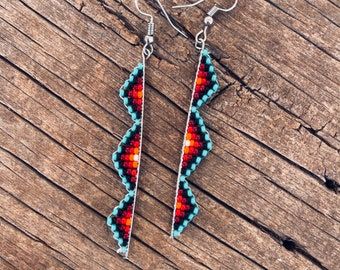 Earrings 2022, Seed Bead Jewelry Patterns, Native Beading Patterns, Art Perle, Beaded Earrings Native, Beadwork Designs, Beaded Earrings Tutorials, Beaded Earrings Diy, Handlebar Bag