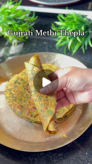 Methi Thepla Recipe, Thepla Recipe, Methi Thepla, Kasuri Methi, Gujarati Snacks, Fenugreek Leaves, Chilli Paste, Gujarati Recipes, Chilli Powder