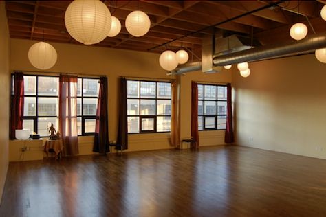 Yoga Lighting, Small Yoga Studio Design, Small Yoga Studio, Yoga Studio Design Ideas, Dancing Room, Yoga Studio Interior, Sala Yoga, Dance Studio Design, Home Yoga Room