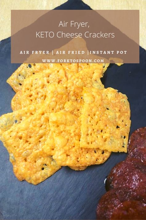 Keto Cheese Crackers, Crispy Pepperoni, Air Fryer Keto, Pepperoni Chips, Air Fryer Recipes Keto, Air Fryer Recipes Low Carb, Pepperoni Recipes, Cheese Chips, Air Fryer Oven Recipes