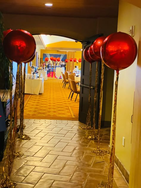 Red Balloon Centerpieces, Red Xmas Decorating Ideas, Red Gala Decor, Red Carpet Diy, Red Carpet Event Decorations, Red Baloons, Gold Theme Party Decorations, Diy Red Carpet, Red Carpet Decorations