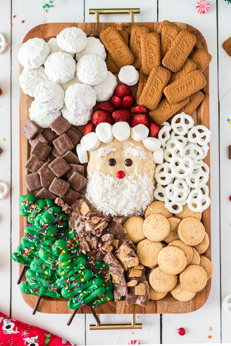 Christmas Treats Party, Dessert Tray Christmas, Christmas Baking Party Ideas, Holiday Sweets Charcuterie Board, Desert Board Christmas, Christmas Cookies Party, Christmas Desserts Charcuterie Board, Dessert Christmas Charcuterie Board Ideas, Santa Themed Food