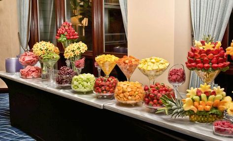 Fruit Tables, Unique Wedding Food, Dolci Finger Food, Wedding Food Table, Wedding Food Display, Fruit Buffet, Wedding Buffet Food, Deco Fruit, Stool Table