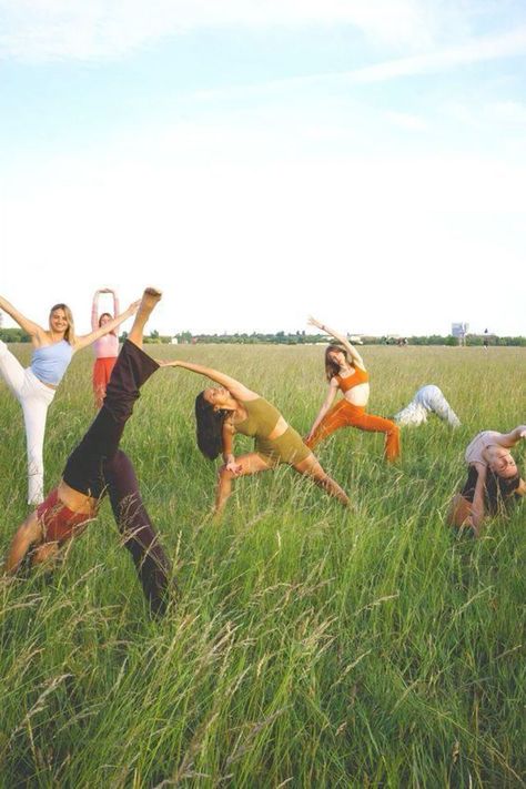 Outside Yoga, Yoga Outside, Yoga Event, Summer Cafe, Yoga Friends, Yoga Photoshoot, Yoga Aesthetic, Spring Sunshine, Summer Yoga