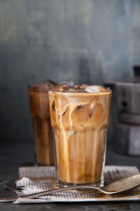 Chilled coffee season is upon us. Rejoice with these beautiful photos of java on ice. Via the Huffington Post. Latte Aesthetic, Seattle Food, Caramel Latte, Milk Shakes, Vodka Drinks, Coffee Aesthetic, Fancy Coffee, Halloween Drinks, Coffee Photography