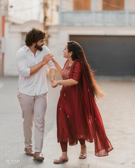 @de_wedd_ #keralaweddingstyles #preweddingphoto #weddingbells #brideandgroom #couplegoals Pre Wedding Outfit Ideas, Casual Pre Wedding Photoshoot, Western Couples, Pre Wedding Photoshoot Props, Art App, Pre Wedding Photoshoot Outfit, Kerala Wedding, Indian Couple, Engagement Photography Poses