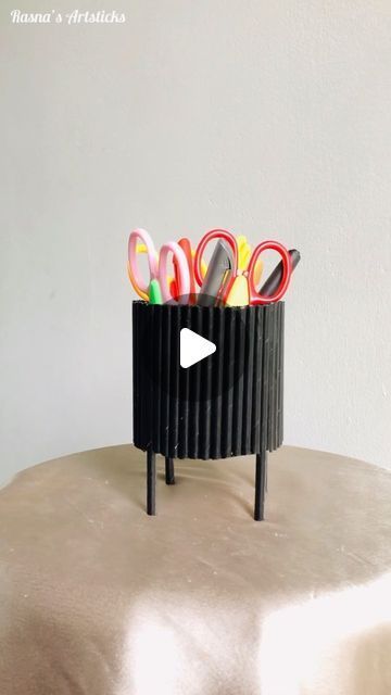 Pen Holder Diy Crafts, Pen Holder Diy, Bottle Art Projects, Diy Pen, Diy Crayons, Best Out Of Waste, Instagram Diy, Diy Crafts For Home Decor, Bottle Art