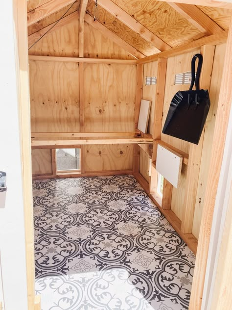 our desert chicken coop and run - the love designed life Chicken Coop Interior Ideas, Chicken Coop And Run, Coop And Run, Chicken Coop Pallets, Cute Chicken Coops, Easy Chicken Coop, Chicken Coop Decor, Chicken Barn, Chicken Poop