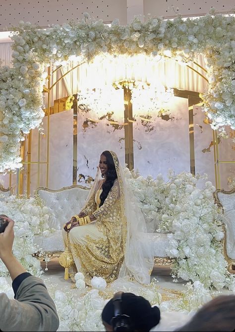 Nikkah Ideas, Somali Culture, Wedding December, Somali Wedding, Wedding Venue Ideas, Nikkah Dress, Henna Night, Bridal Attire, Henna Party