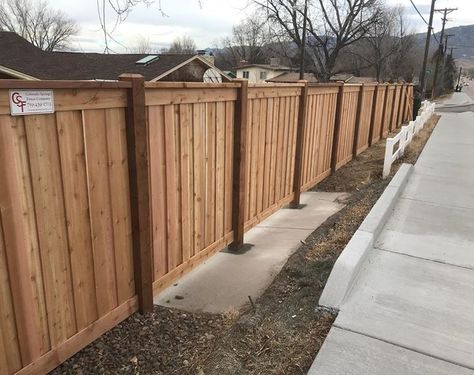 7’ cedar privacy fence with 6x6 posts, 1x6 overlapping pickets, 1x6 top and bottom trim and 2x6 top cap. Post Fence Ideas, Post Fence, Wood Fence Gates, Diy Privacy Fence, Yard Gate, Wood Privacy Fence, Wood Fence Design, Fence Pickets, Gates Design