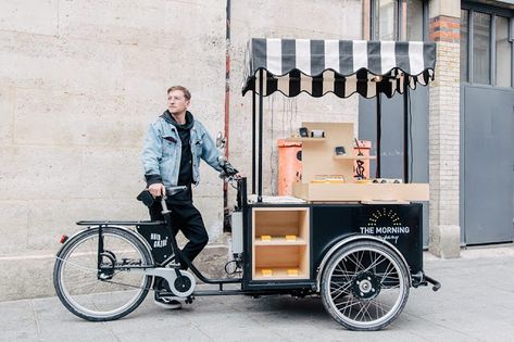 Un vélo triporteur cargo fait maison | By Lisouli Scone Packaging, Vendor Bike, Lucky Boots, Bike Food, Bike Cart, Mobile Coffee Shop, Coffee Trailer, Mobile Food Cart, Small Coffee Shop