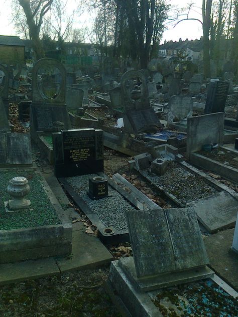 Les Back - Just off the Romford Road is Woodgrange Park Cemetery. Some of the gravestones have been tilted & disturbed by the shifting ground. In sections of the graveyard Muslims are buried alongside Christians. There are also two separate Muslim sections of the graveyard. Prayer or pious deed is seen as a more fitting tribute than flowers in Islam. On this Saturday afternoon a handful of Muslim men gather around the graves of their loved ones and pray silently. Wallpaper Iphone Neon, Muslim Men, Saturday Afternoon, Funny Fun Facts, Islam Quran, My Photo Gallery, Graveyard, Islamic Art, Cemetery