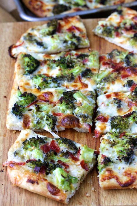 Broccoli On Pizza, Brocolli Pizza, Organic Breakfast Ideas, Provolone Cheese Recipes, Pizza Pancakes, Broccoli Pizza, Calzone Pizza, French Bread Pizza, Pizza Flatbread