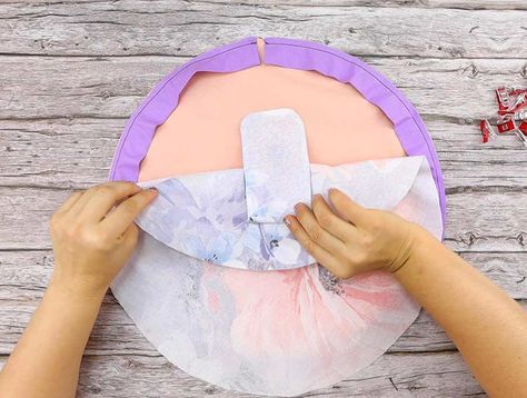 Are you looking for a more practical means of storing your makeup? Something that could prove handy for when you’re at home and on a trip as well?Say no more, here’s the thing you seek. A DIY drawstring makeup bag that’s simple to sew and doesn’t take long to finish! It’s a bag that will keep your makeup safe and sound and allow you easy and fast access to the makeup when it’s time to make yourself even more beautiful. Just loosen the drawstring and you’ll have your cosmetic on a pla… Diy Makeup Bag Pattern, Hello Sewing, Makeup Bag Tutorials, Drawstring Makeup Bag, Makeup Bag Pattern, Poppy Craft, Bag Video, Diy Makeup Bag, Jewellery Bag